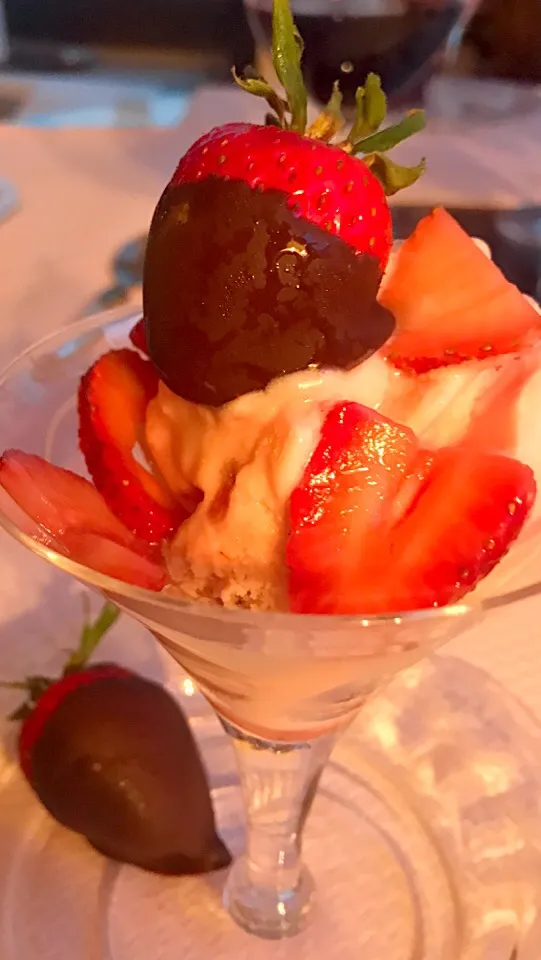 Ho -Made Strawberry Ice Cream with Chocolate dipped Strawberries|Christine pavelkaさん