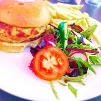 Delicious rarebit burgers with a delicious salad and crispy french fries.|esculentus foodさん