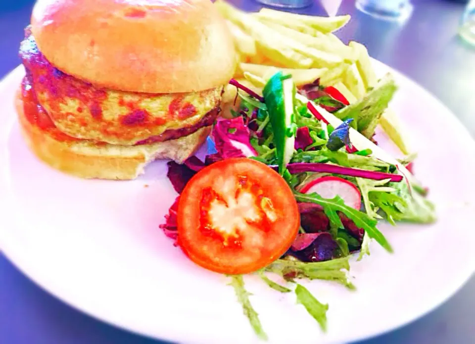 Delicious rarebit burgers with a delicious salad and crispy french fries.|esculentus foodさん