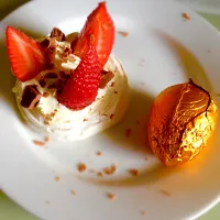 Snapdishの料理写真:Meringue with strawberries and chocolate|esculentus foodさん