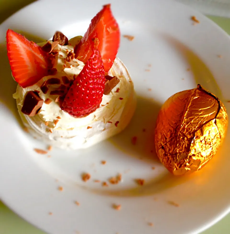 Meringue with strawberries and chocolate|esculentus foodさん