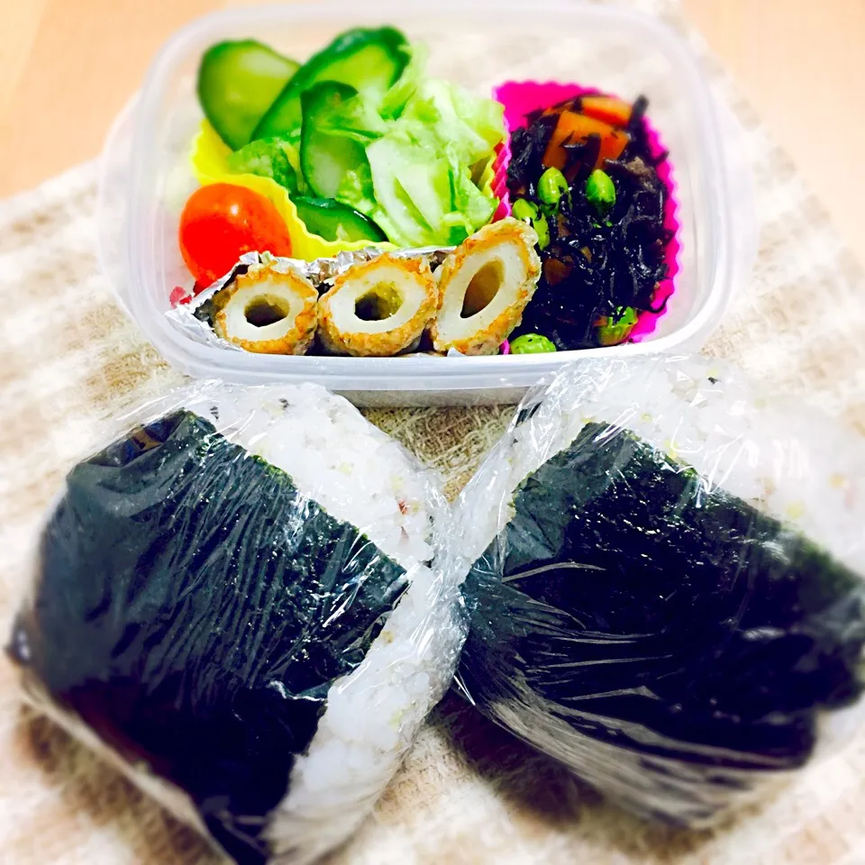 おにぎり弁当🍙🍙
#ひじきの煮物 #浅漬け#磯辺揚げ|ayumiさん