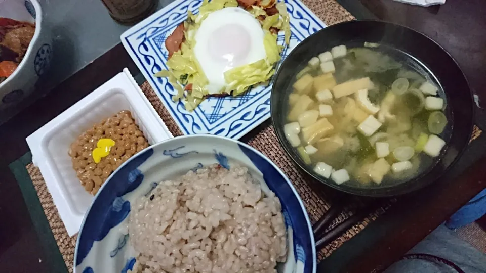 チャーシューエッグ&納豆&ワカメと豆腐の味噌汁|まぐろさん