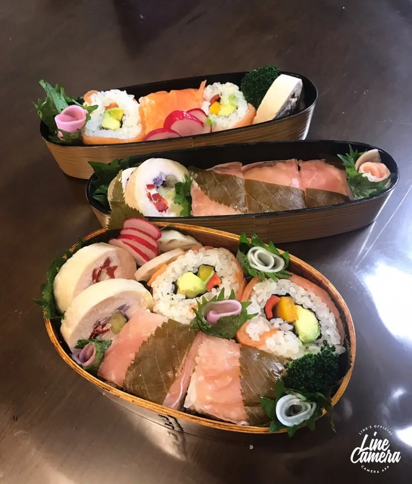 Snapdishの料理写真:今日の2人のお弁当🍱♪
#アボカドのサーモンロール🥑#🌸春の押し寿司 &生ハムと桜葉の押し寿司|とんちんさん