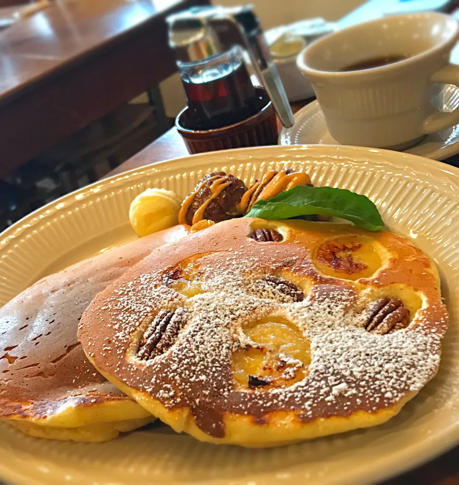 朝ごはん  パンケーキセットバナナ&ピーカンナッツとプレーン、ソーセージパティ付き|砂雪さん