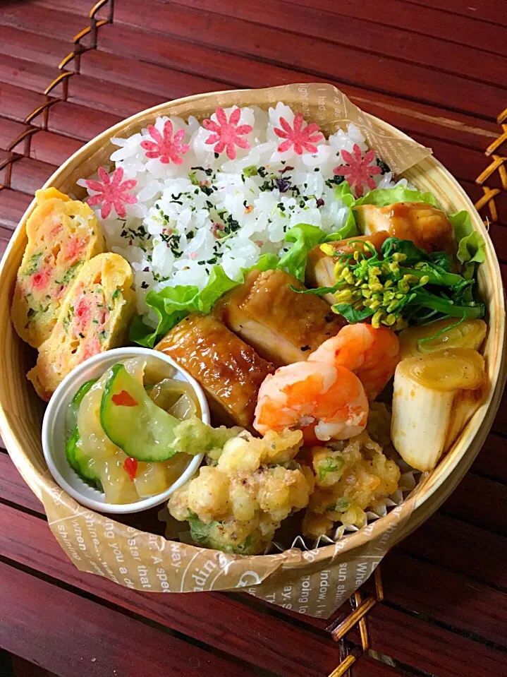 🌸鶏モモ肉と焼き葱の焼鳥風
桜エビと小ねぎの卵焼き🌸
🌸ヤリイカと大葉のかき揚げ
中華クラゲのサラダ🌸
🌸プリプリ海老と菜の花の塩ゆで
彩りごはん🌸|ききさん