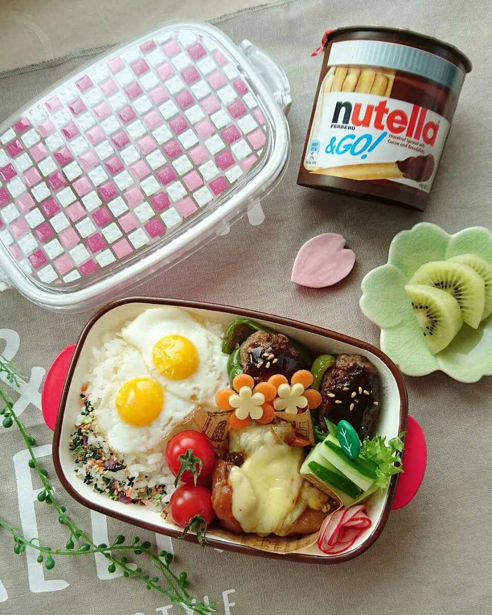 娘弁当☺  ピーマンの肉詰め  うずらの目玉焼き🍳  チーズ焼きカレー  きゅうり 人参  ラディッシュ  プチトマト キウイ|e  satoさん