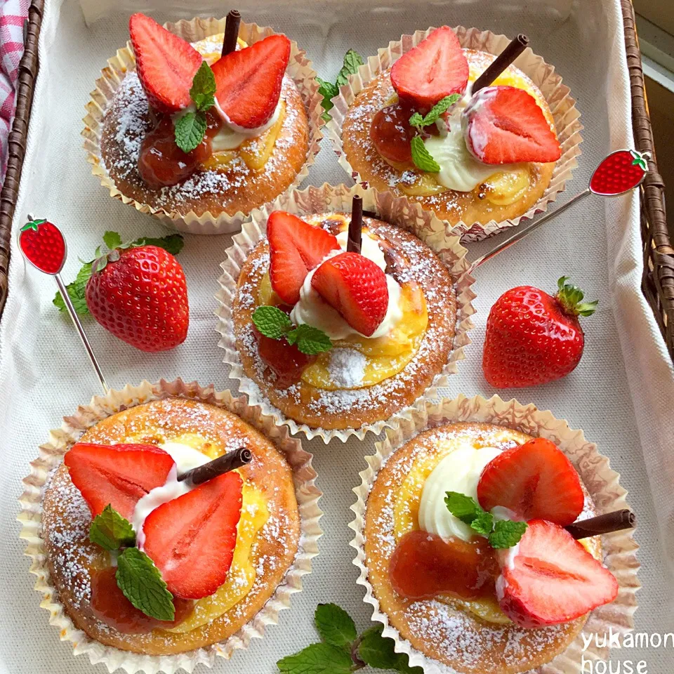 Snapdishの料理写真:いちごタルトパン🍓 焼けました🍞 あまおう🍓使いました✨ パン生地は、バターロール生地です パン×カスタードクリーム ×チーズクリーム×🍓×粉糖×棒チョコ 春らしく、楽しい🍓パンに なりました🌷ミント、🍓ジャムも飾りました|ゆかモンさん