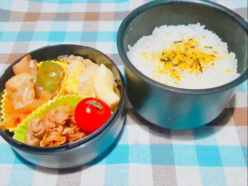 お弁当。焼きそばと鶏野菜のピリ辛バター焼きとだし巻き卵。|エリカさん