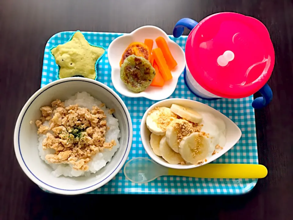 Snapdishの料理写真:4/14❁息子離乳食 朝ごはん☀️
鶏そぼろごはん🍚
じゃがおやき&かぼちゃおやき
にんじんスティック🥕
バナナきな粉ヨーグルト
小松菜ほうれん草蒸しパン|つんさん