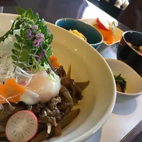 本日のお昼
和牛と新ごぼうの牛丼 赤ワイン仕立て|でーふみさん