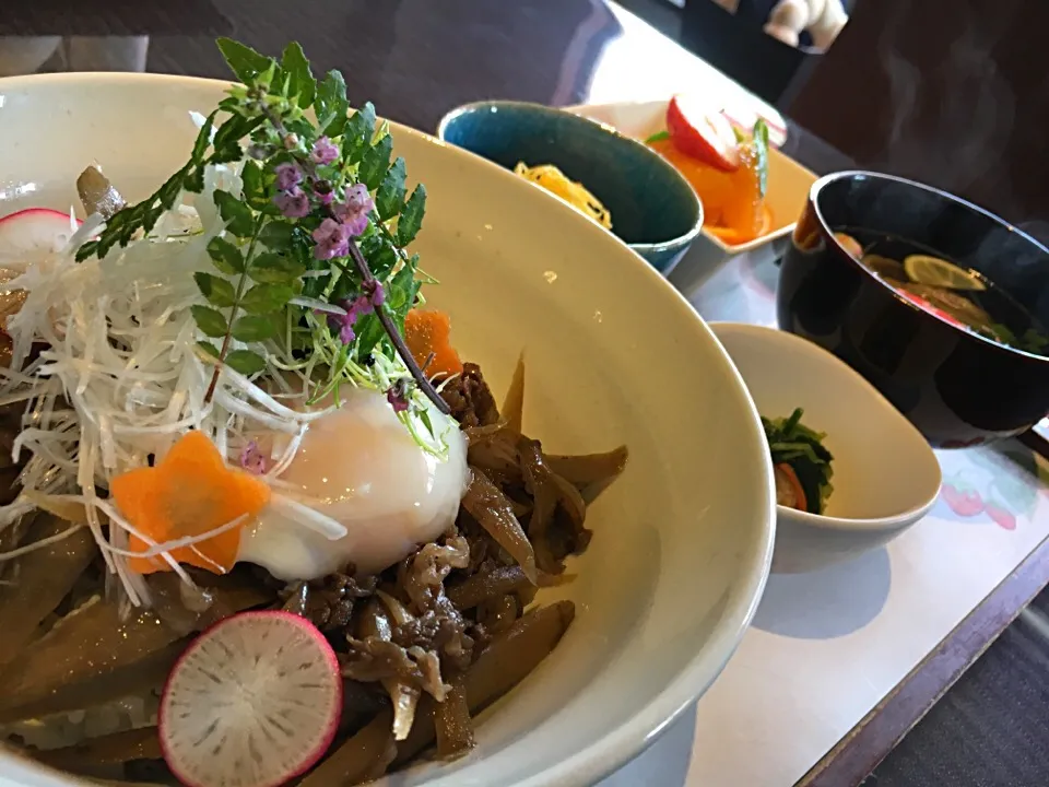 本日のお昼
和牛と新ごぼうの牛丼 赤ワイン仕立て|でーふみさん