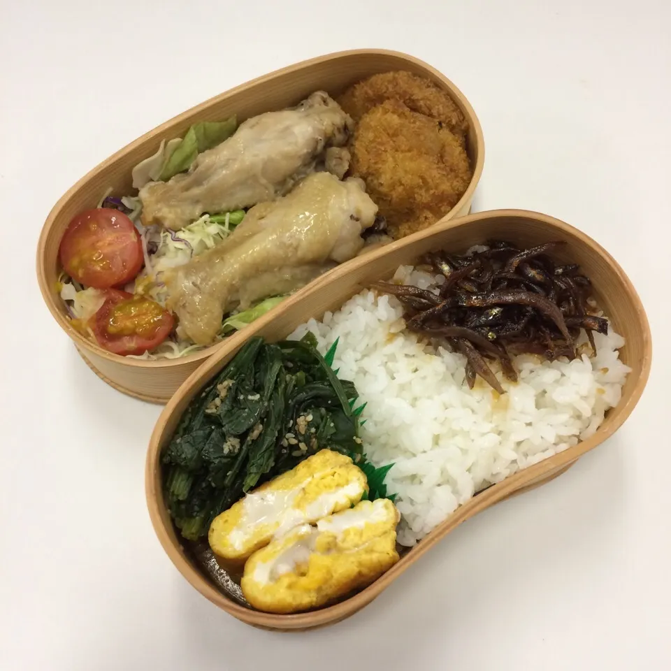 弁当（鶏手羽元、コロッケ、サラダ、ほうれん草ゴマ和え、玉子焼き、いかなご釘煮）|SasaMasa213さん