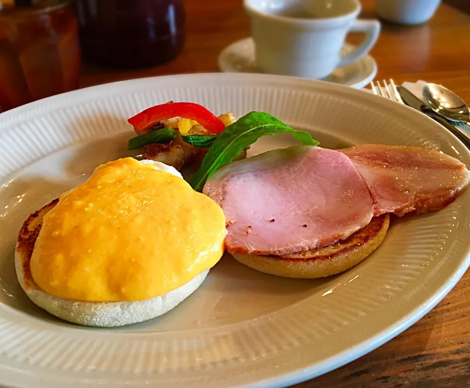 朝ごはん  エッグベネディクト🍳とコーヒー☕💭|ぽんたさん