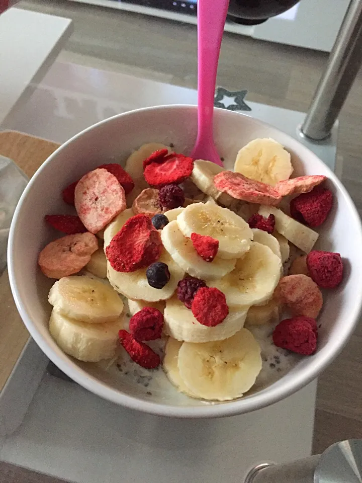 Velikonoční mussli s bílým jogurtem, banánem, chia a sušeným lesním ovocem #banana #mussli #chia #raspberry #strawberry|LucieFoodさん