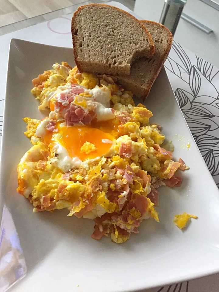 Snapdishの料理写真:Ranní vajíčka pro mého muže #eggs #scrambledeggs #ham|LucieFoodさん