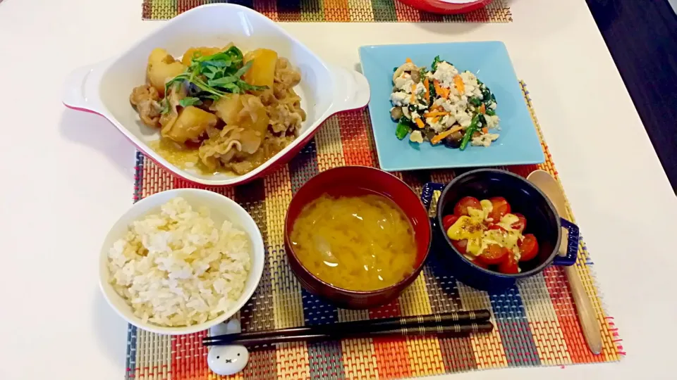 今日の夕食　肉じゃが、ほうれん草と豆腐の胡麻和え、ミニトマトのタルタルソース焼き、玄米、玉ねぎの味噌汁|pinknari🐰🌈さん