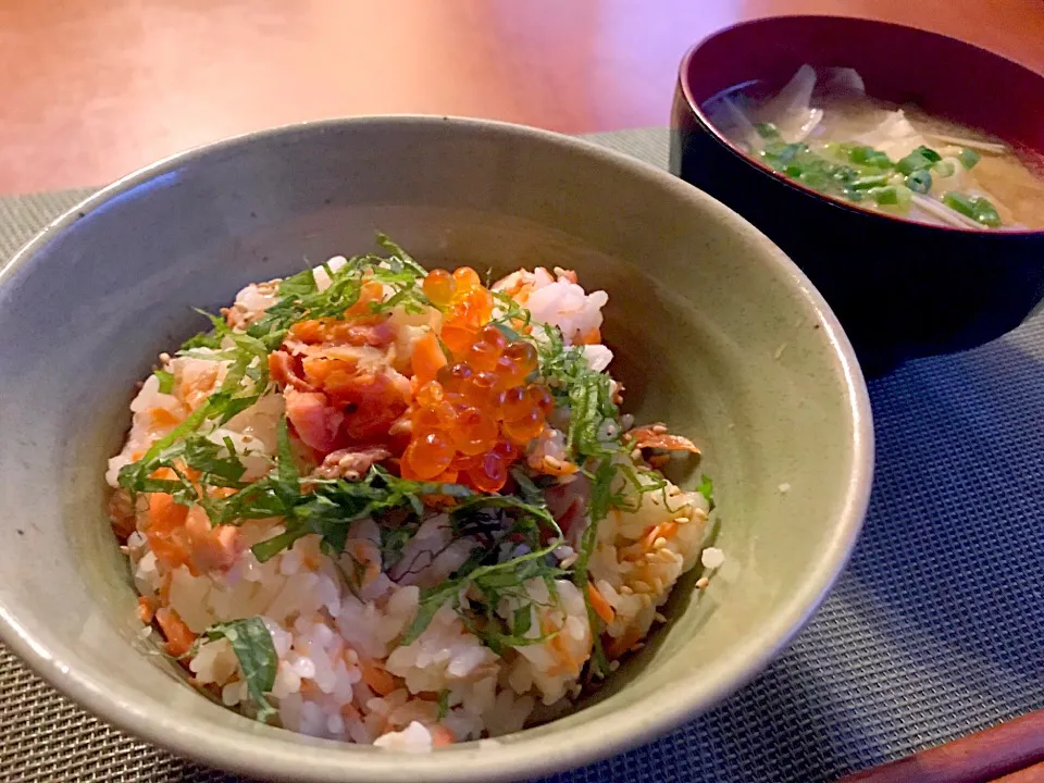 Salmon&perilla herb mix rice🐟🌿紫蘇香る塩焼鮭混ぜ込みご飯|🌈Ami🍻さん