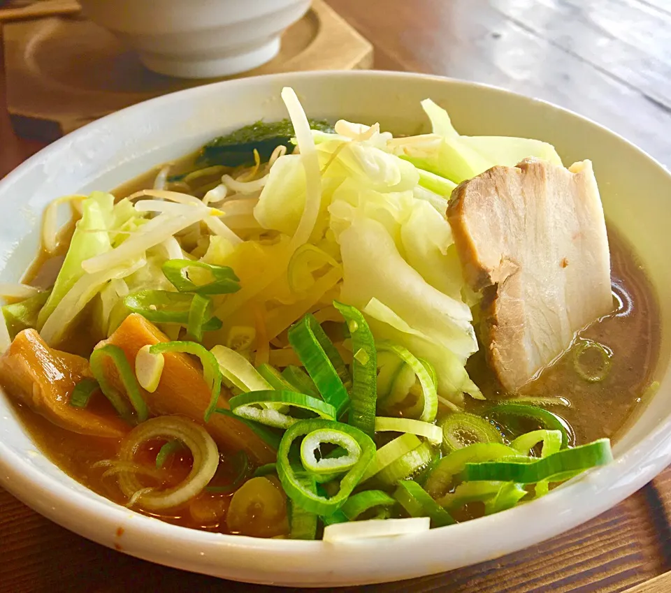 昼ごはん  はっちゃき（豚骨正油）に野菜トッピング ＆にんにくソース|ぽんたさん