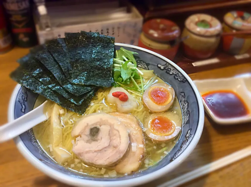 竹ノ塚 らーめん しおの風 特選塩ラーメン 今日は半額 ３種類の海苔の味比べ 長〜い穂先まんま 鳥梅チャーシュー 半熟玉子 麩 水菜 くこのみ      茎わかめ       こんなに入って５００円！^_^|Takeshi  Nagakiさん