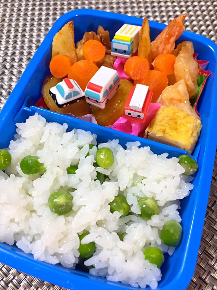 Snapdishの料理写真:幼稚園のお弁当。 海老マヨ、卵焼き、甘辛い鶏手羽先煮をほぐしたのを包んだ一口餃子、じゃがいも餅とホタテのタレ焼きに隙間埋めのポテトフライとかまぼこ。。 あと、ミッキーの型にした人参グラッセ。|usa_ringさん