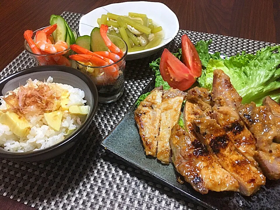 豚の味噌焼き
酢の物
フキと揚げの煮物
たけのこご飯|みっきーさん