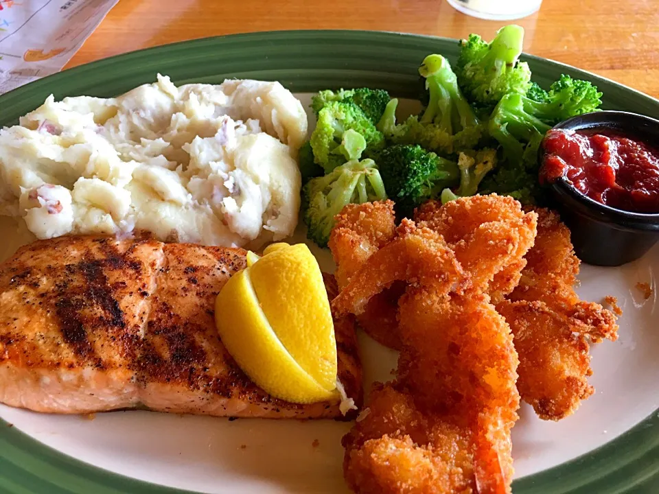 Grilled salmon and crispy batter shrimp with mashed red potatoes & steamed buttered brocolli🍴#goodfriday #nomeat
#lent #holyweek|🌺IAnneさん