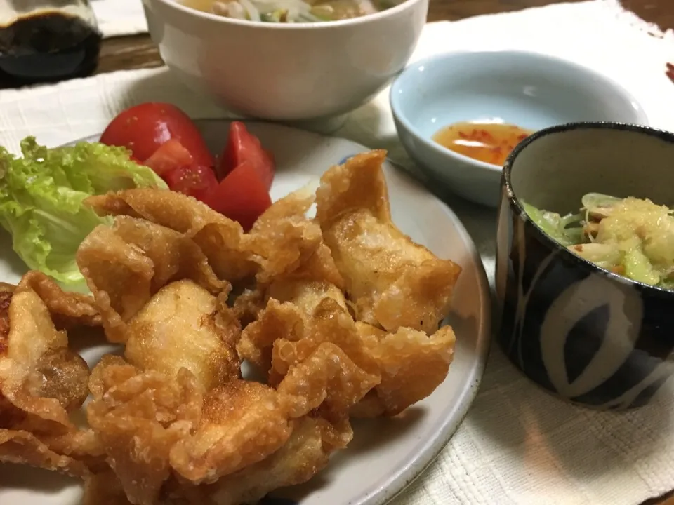 融合のワンタン包み揚げ・豚ひき肉と海老、セロリのサラダ。スープだけは作った・もやしと豚ばら肉。ブーブー🐷|かなた3120さん