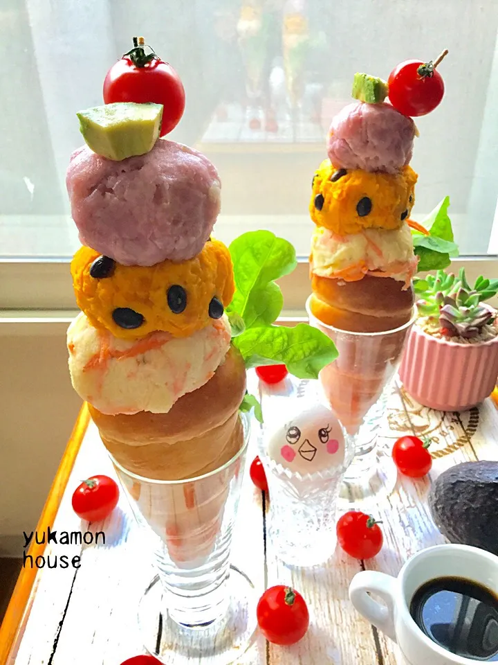 Snapdishの料理写真:手作りパンでトリプルサラダ🥗
手作りコルネに🍦アイスのように
サラダ3種載せたよ
じゃがいも×人参
カボチャ×黒豆
シャドウクイーンじゃがいも
×アボカド
トリプルサラダ🥗タワー🗼
おっと、倒れる〜〜⚠️
パンの中に、ギュギュっと
詰めた方が、食べやすいかも👌|ゆかモンさん