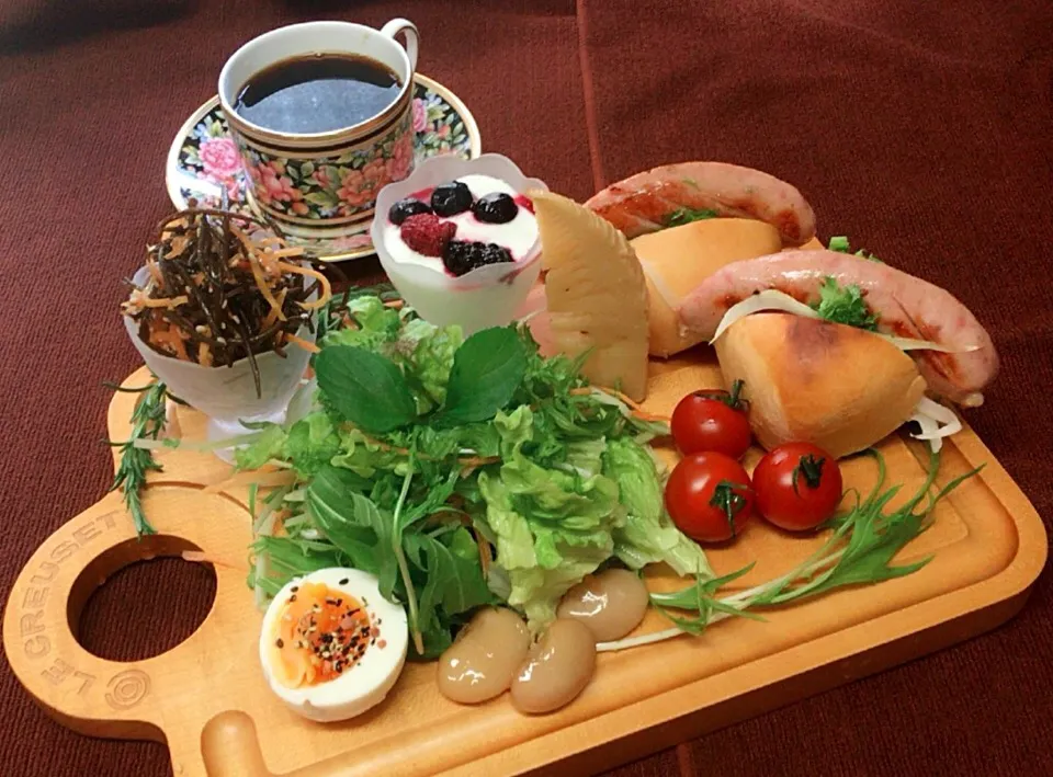 ☕️朝食🍴
☕️ミニホットドッグ🌭
☕️野菜サラダ🌿
☕️ひじきとにんじんのきんぴら
☕️ミニトマト🍅
☕️ゆで卵
☕️たけのこ
☕️ブルーベリーヨーグルト|Satomi Sakaueさん