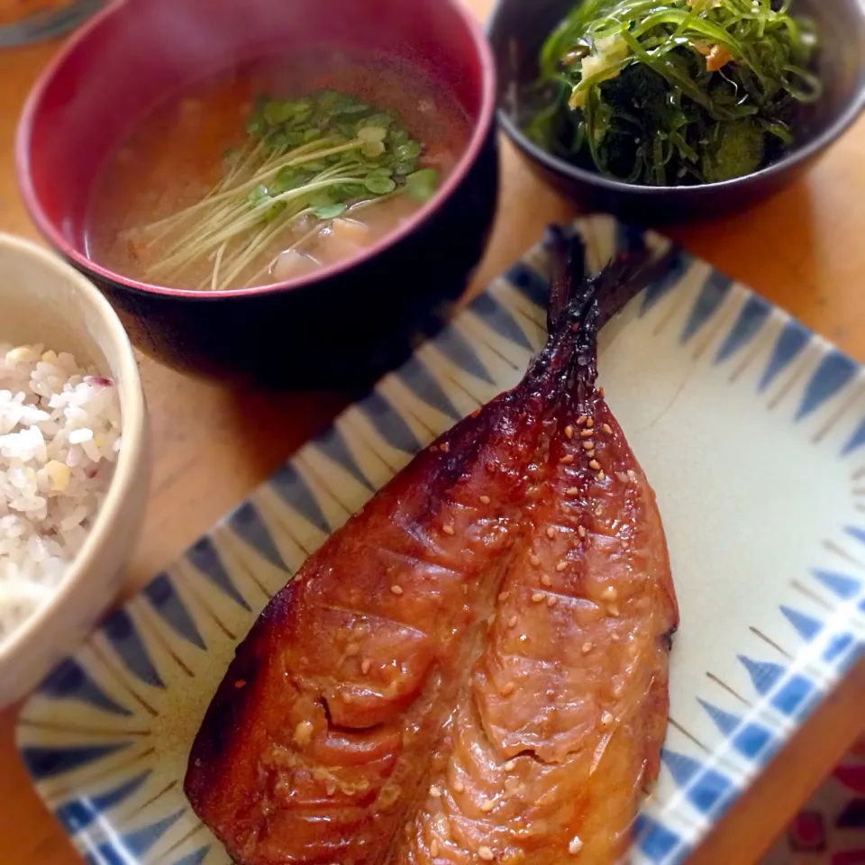 Snapdishの料理写真:鯖みりん干しの朝定食〜刺身昆布の酢の物・雑穀米・大根親子の御御御付け#干物 #鯖#大根|こなちゅんさん