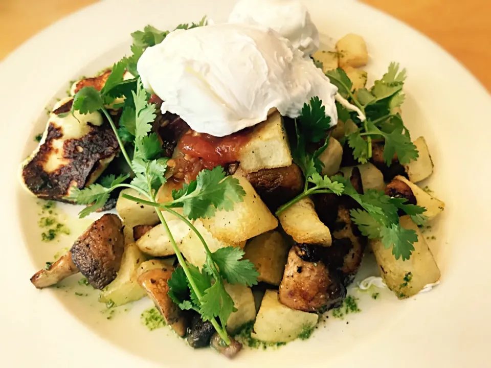 #poachedeggs #dicedpotato #tomatochillirelish #mushrooms #Halloumi #sourdough #vegetarian|Sergio Lacuevaさん