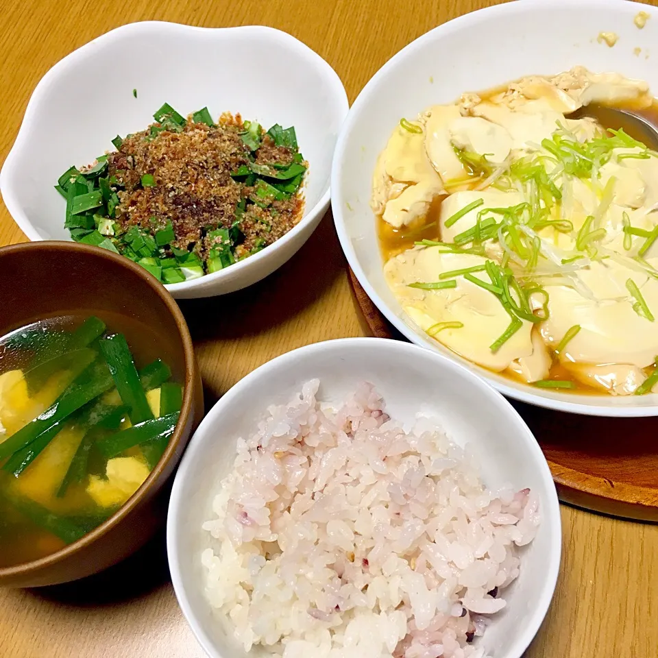 おぼろ豆腐(減塩こんぶ醤油タレ)
ニラの削り節とすりごま和え
ニラのお味噌汁
雑穀ごはん|yumyum😋さん