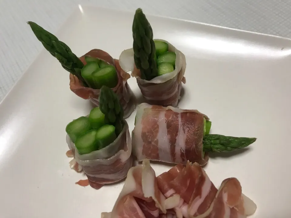 アスパラのインボルティーニ
Involtini(pancetta) di Asparagi
めっちゃ安いブラジル産アスパラを見切り品パンチェッタで巻いたもの。|お家でbar!さん