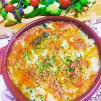 Snapdishの料理写真:グルテンフリー豆腐グラタン ✱絹ごし豆腐(水切りはしっかり) ✱ほうれん草、しめじ、鶏肉などお好きな具をソテー ✱米粉、豆乳、バター少々をソテーしたフライパンへ。弱火でゆっくりまわし炒め。 ✱グラタン皿にカットした豆腐を引きつめ、ソースとチーズをのせて、オーブンで20分|Miho Chigiraさん