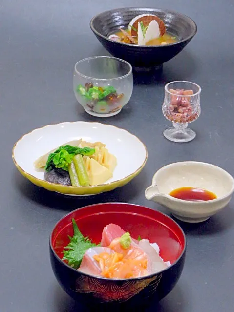 Snapdishの料理写真:今晩は、海鮮丼、炊き合わせ 筍 牛蒡 蕗 お揚げ 椎茸 菜の花、蛍烏賊の醤油漬け、おくら旨出汁ゼリー和え、ベビー帆立の味噌汁  今日は実家の父のところへ行って帰りが遅くなりましたが、お米を精米しに行ったら半額のお造りセットに出会い、ならば簡単に冷蔵庫の常備菜とで和食にすることに決定。  今年は筍が大不作で良いものが無か|akazawa3さん