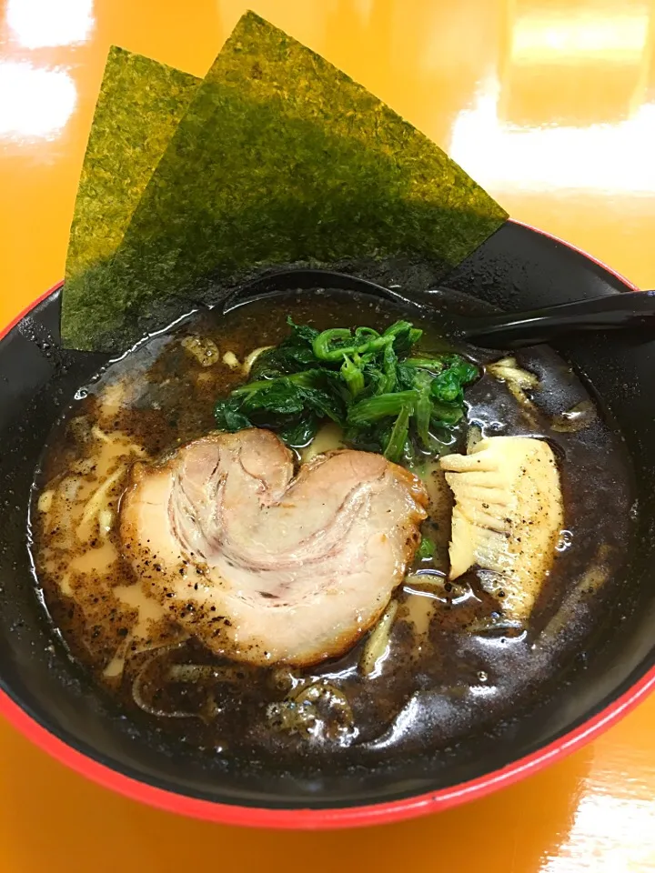 Snapdishの料理写真:神威の黒王ラーメン＠横浜 根岸|Yasuhiro Koikeさん