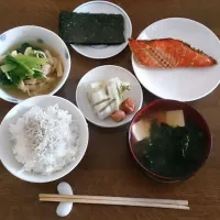 日曜の朝飯
塩鮭、おひたし、白菜漬け、海苔
ご飯にはちりめんをのせて。|チャーリーさん