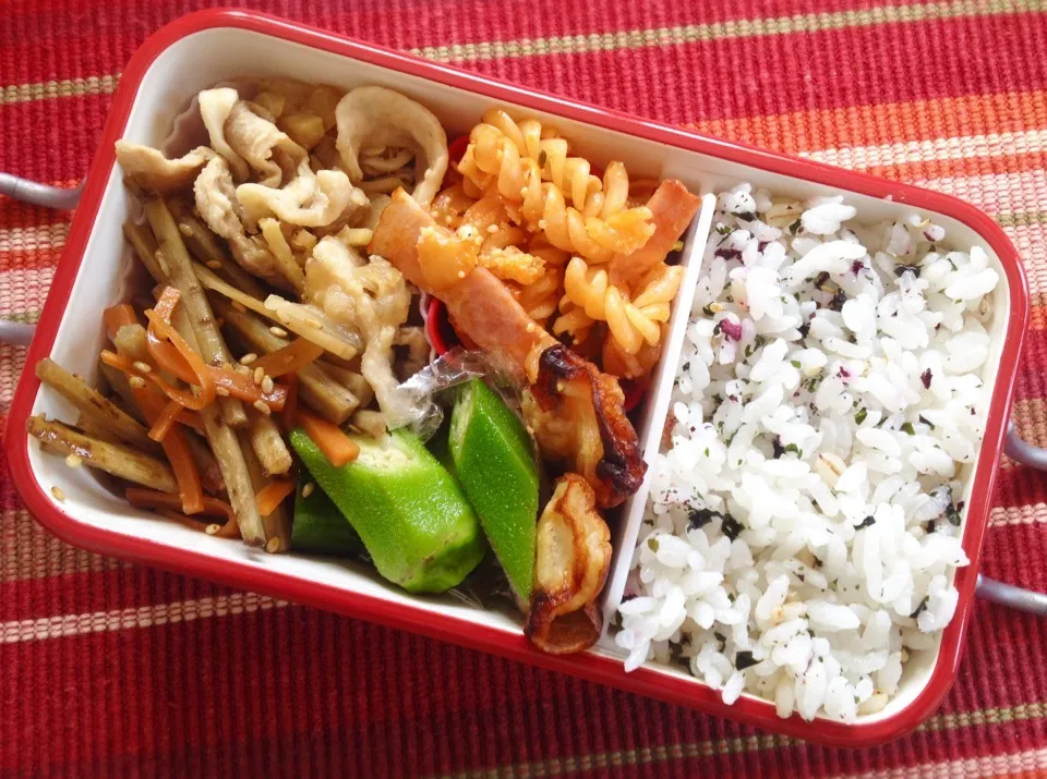 今日のお弁当
♩豚肉の味噌しぐれ煮
♩きんぴらごぼう
♩オクラおひたし
♩マカロニナポリタン
♩ちくわのマヨチーズ焼き|yuiさん