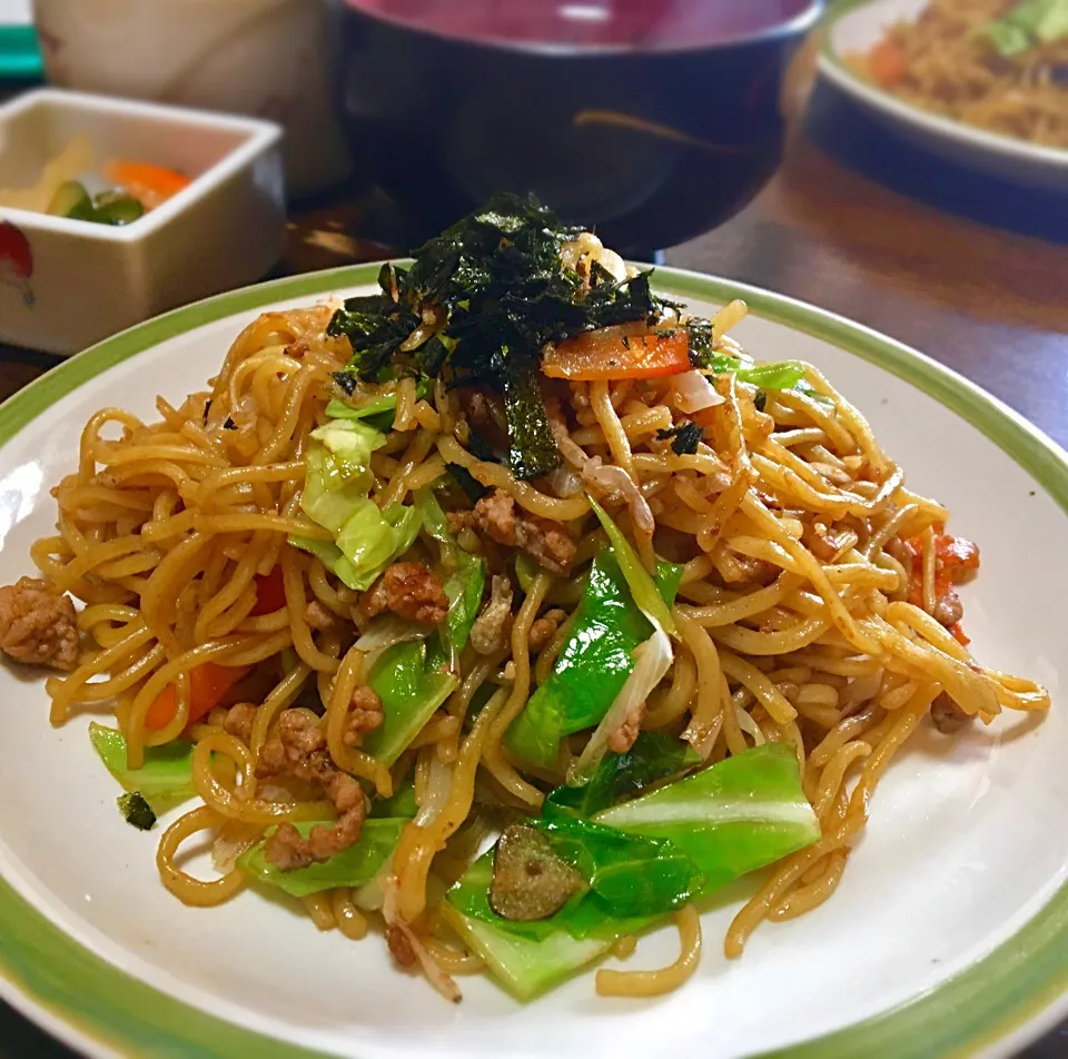 Snapdishの料理写真:昼ごはん  和風ソース焼きそば（ひき肉、干しえび、キャベツ、もやし、人参、長ネギ、にんにく）  ワカメとキャベツの芯のスープ|ぽんたさん