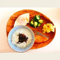 Snapdishの料理写真:Lunch
白粥 佃煮のせ
目玉焼き
鮭
きゅうりのカリカリ梅和え
焼き芋
焼き芋は大好物なのでいつでも登場します（笑）
#お粥 #ひるごはん #ランチ #ランチプレート #ワンプレート #おしゃれに #膵炎生活 #薄味 #休日 #高校生 #焼き芋#大好物#和食#目玉焼き#きゅうり|monaさん