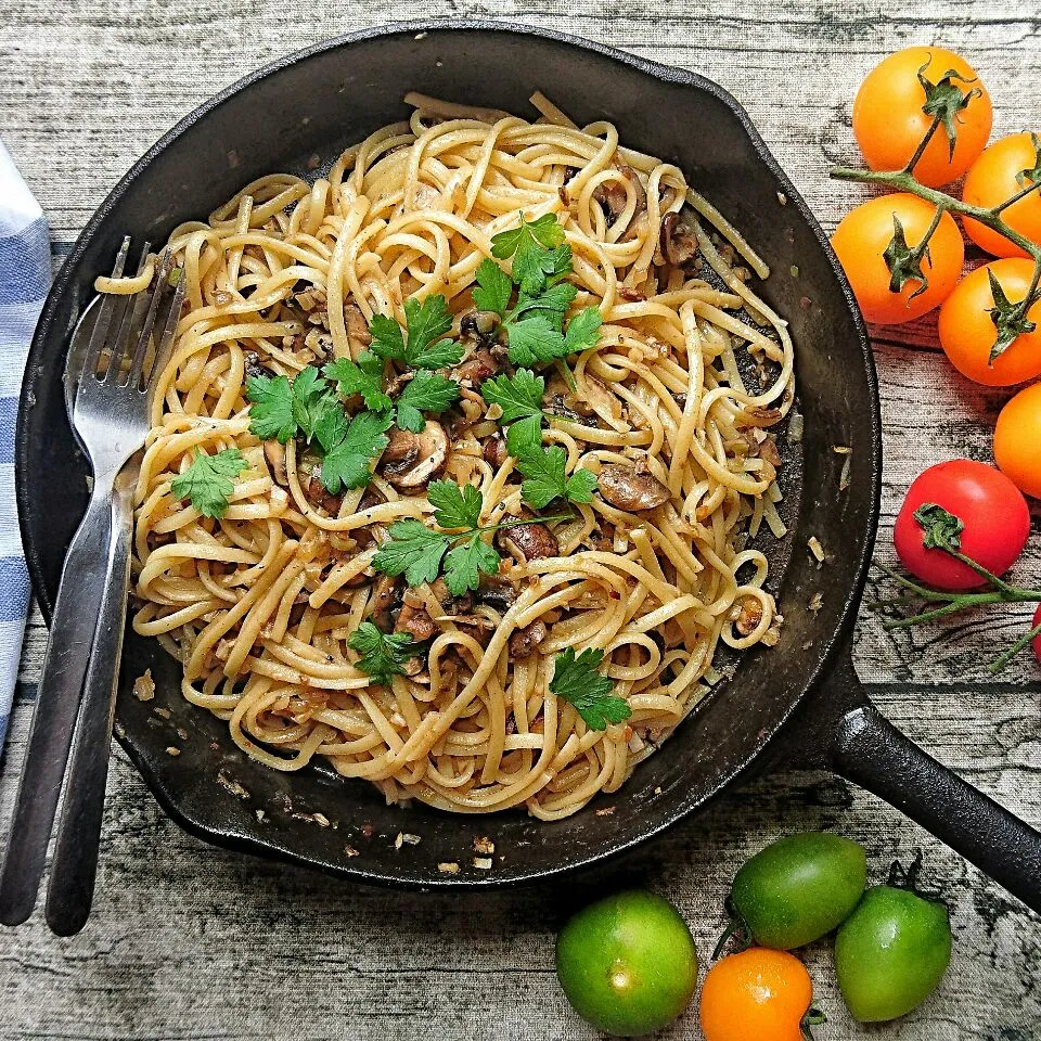 My Sunday Lunch - Garlic & Mushroom Linguine.|suki chan duarteさん