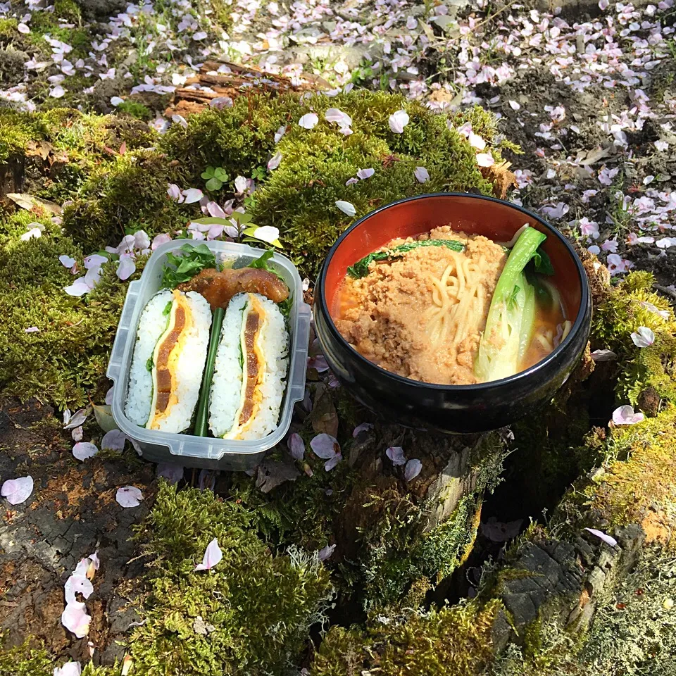 ピクニック・ランチ♬ (▰˘◡˘▰)☝︎
#ピクニック・ランチ #ピクニック #ピクニック弁当 #担々麺 #おにぎらず #花見弁当 #弁当 #お弁当|Yoshinobu Nakagawaさん