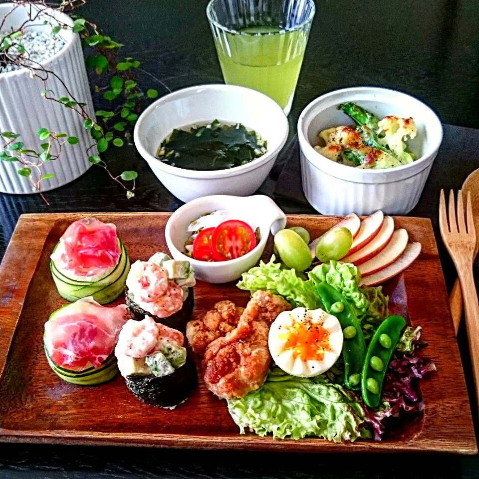 海老アボカドと生ハムおにぎり☺スパイシーチキン☺カリフラワーと蕾菜のチーズ焼きで昼ごはん🎶|mizuu_plusさん