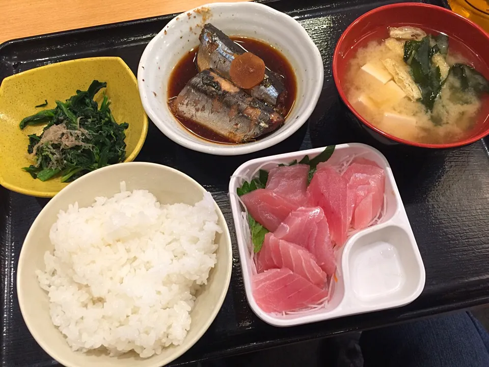 Snapdishの料理写真:マグロぶつ 秋刀魚甘露煮 ほうれんそう 味噌汁 ライス|T. Wonderさん