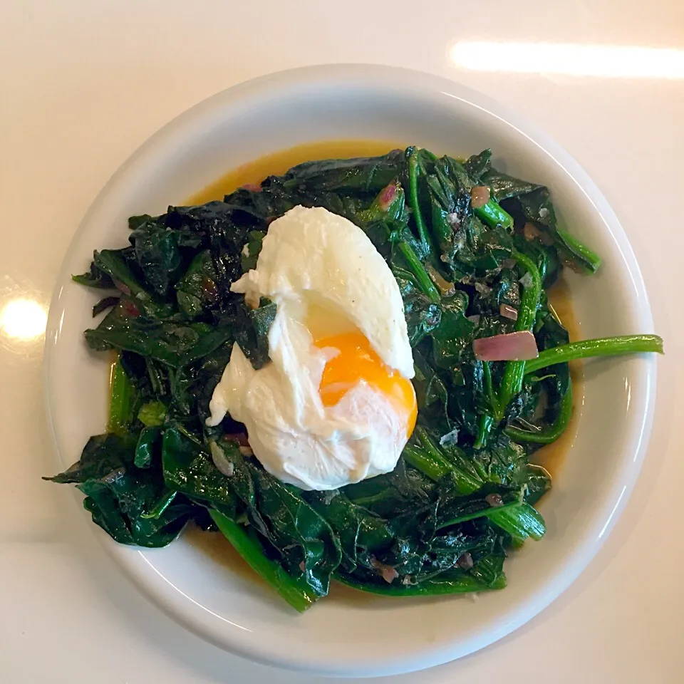 Wild spinach with poached egg|Liesbeth Maliepaardさん