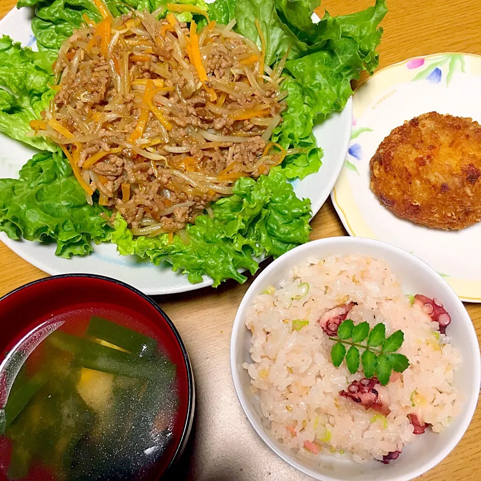 たこ飯
もやしのにんにく醤油炒め
ニラのお味噌汁
サクサク海老はんぺん|yumyum😋さん