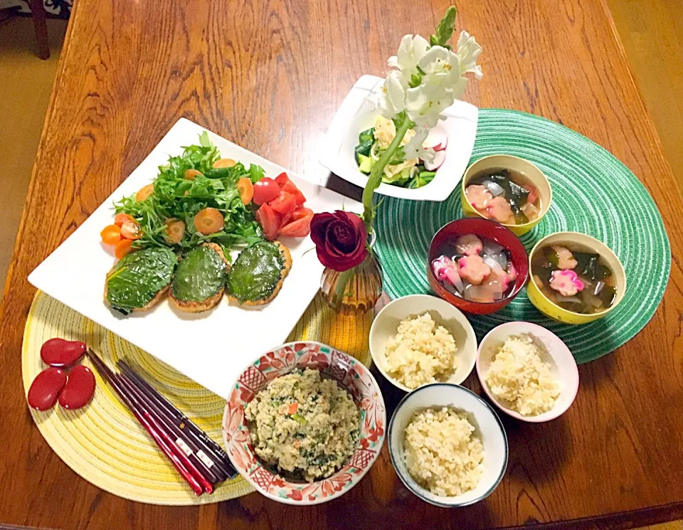 つくね紫蘇照り焼き・おから・新玉ねぎとラディッシュ，胡瓜の酢の物・わかめと新玉ねぎ，お麩のお汁|チコさん