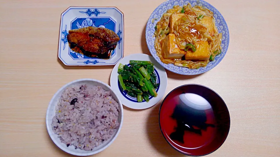 4月12日　鰤のにんにく胡椒炒め　小松菜のナムル　厚揚げとえのきの生姜あんかけ　わかめスープ|いもこ。さん