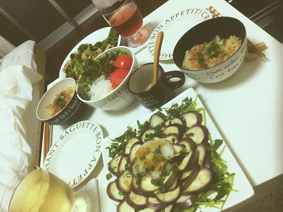 Snapdishの料理写真:しょうが炊き込みごはん
ナスと豆苗のおろしポン酢がけ
塩もみ大根とトマトとサニーレタスサラダ
豆苗とアスパラの豚肉巻き|haruさん